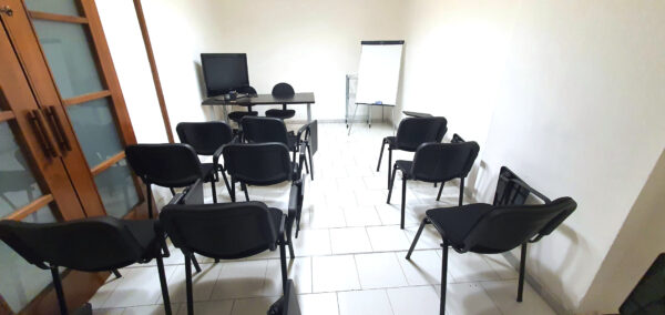 Napoli aula corsi sala riunioni 12 posti euro 49 al giorno