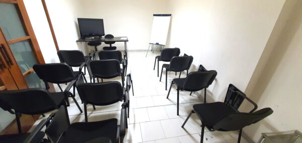 Napoli aula corsi sala riunioni 16 posti euro 49 al giorno