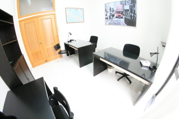 Napoli locale pronto arredato fibra incluso posti auto - Image 16
