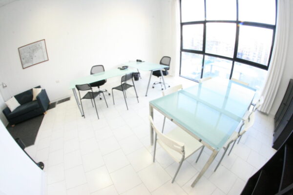 Studio arredato per riunioni e incontri di lavoro - Image 3