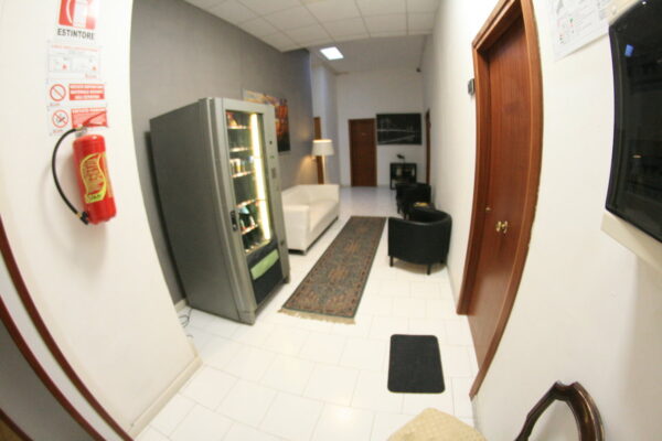 Napoli locale arredato fibra aree esterne parcheggi euro 199 mese - Image 30