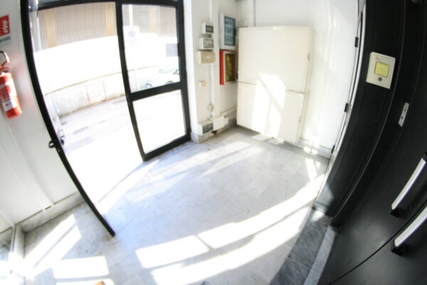 Napoli affitto locale pronto con uffici arredati e posti auto - Image 3
