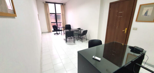 Ufficio arredato in complesso custodito con parcheggi - Image 7