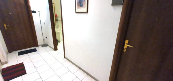 Ufficio arredato in complesso custodito con parcheggi - Image 9